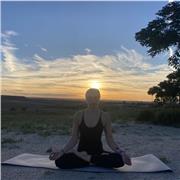 Profesora de Yoga,especializada en Hatha,imparte clases a niños y adultos en modo presencial y online